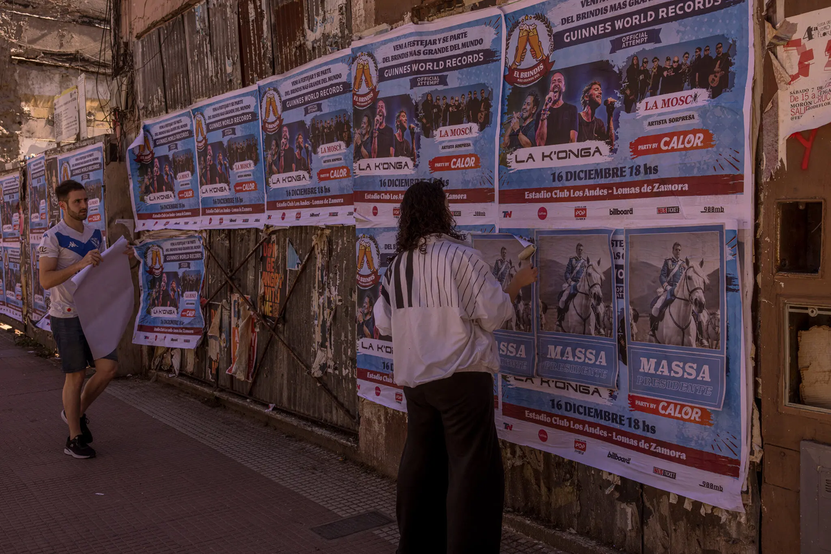 Colocan afiches generados con IA en donde aparece como el prócer de la independencia argentina, José de San Martín. Foto de Sarah Pabst para The New York Times. Colocan afiches generados con IA en donde aparece como el prócer de la independencia argentina, José de San Martín. Foto de Sarah Pabst para The New York Times.
