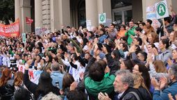 Trabajadores del Hospital Bonaparte durante una protesta contra el cierre.
