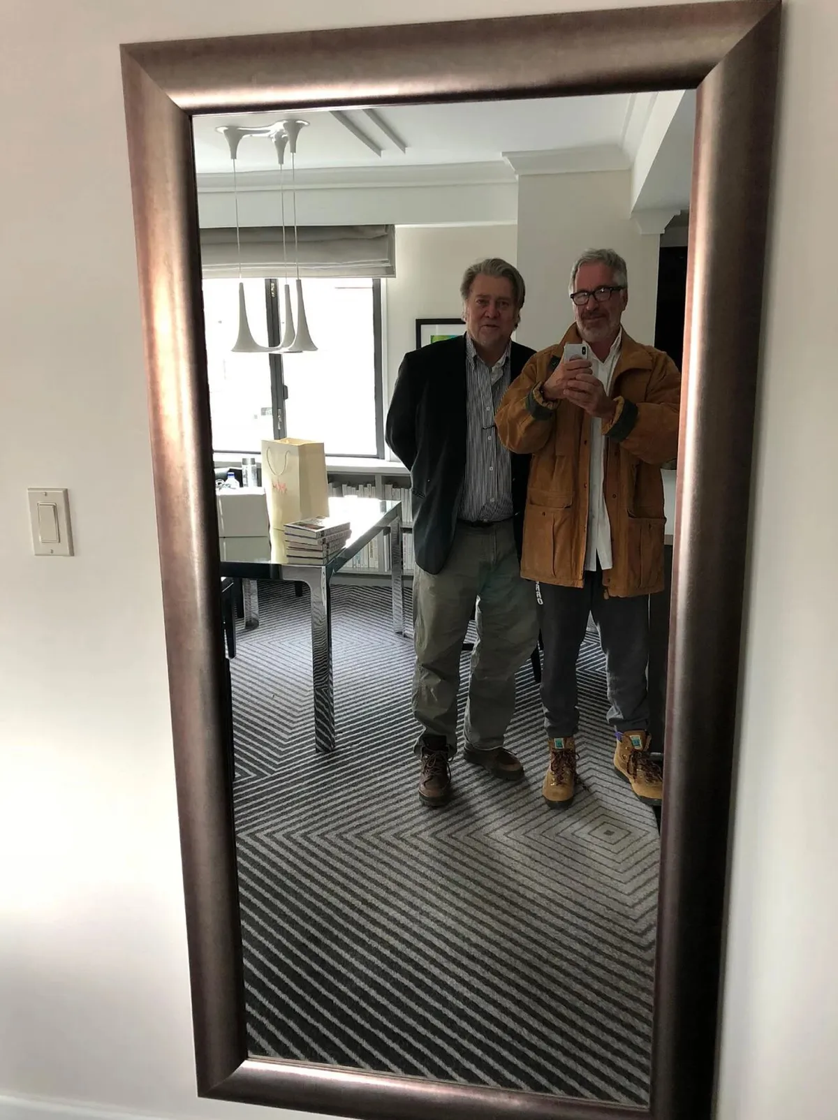 Steve Bannon,ex asesor de Trump, y Jeffrey Epstein | Foto: Demócratas de supervisión de la Cámara de Representantes Steve Bannon,ex asesor de Trump, y Jeffrey Epstein | Foto: Demócratas de supervisión de la Cámara de Representantes