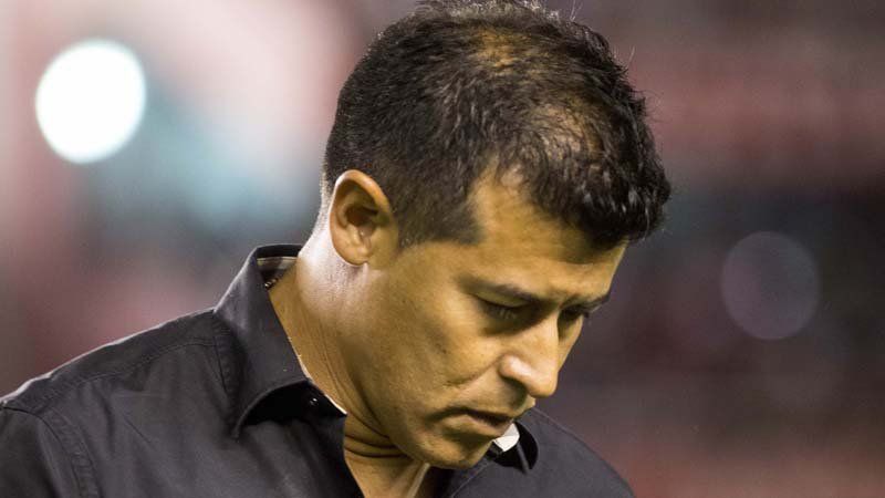 El DT de Independiente, Jorge Almirón, en su peor momento. Todo se definirá en el clásico frente a Racing en el Cilindro