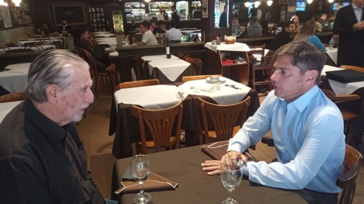 Kicillof y Storani en el bar La Modelo de La Plata en abril de 2025. Kicillof y Storani en el bar La Modelo de La Plata en abril de 2025. 