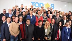Intendentes peronistas junto a Axel Kicillof y Sergio Massa.&nbsp;