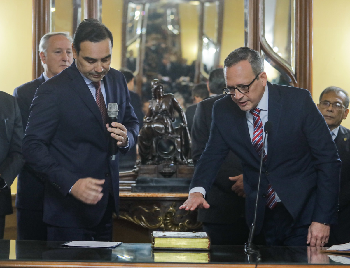 El gobernador Gustavo Valdés le tomó juramento a Vallejos como ministro de Seguridad de Corrientes tras la renuncia de Duarte en medio del escándalo por el desempeño policial en el caso Loan. El gobernador Gustavo Valdés le tomó juramento a Vallejos como ministro de Seguridad de Corrientes tras la renuncia de Duarte en medio del escándalo por el desempeño policial en el caso Loan.