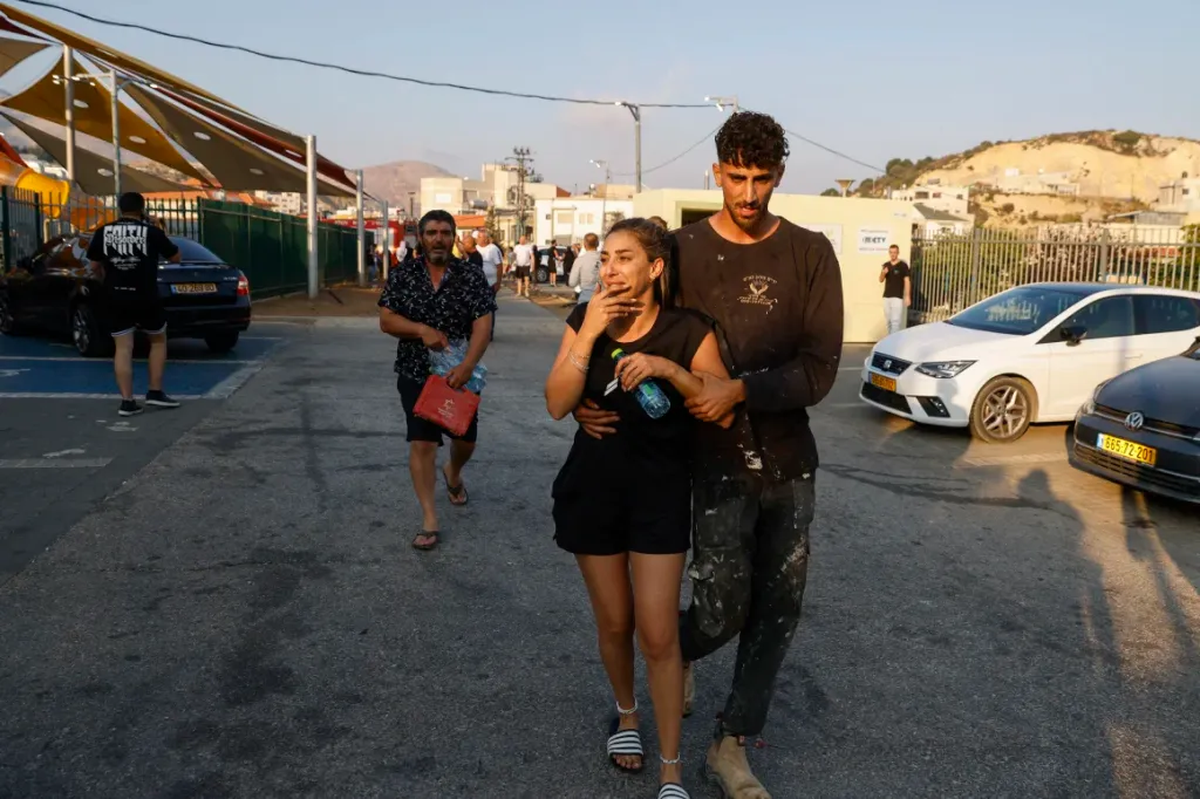 La gente reacciona en un lugar donde, según se informó, cayó un ataque procedente del Líbano en la aldea de Majdal Shams, en el área del Golán anexada por Israel, este sábado. Crédito: Jalaa Marey/AFP/Getty Images. La gente reacciona en un lugar donde, según se informó, cayó un ataque procedente del Líbano en la aldea de Majdal Shams, en el área del Golán anexada por Israel, este sábado. Crédito: Jalaa Marey/AFP/Getty Images.