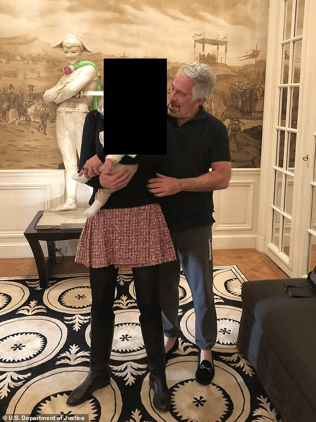 Una fotografía descubierta por el Daily Mail en el último lote de archivos parece mostrar a Jeffrey Epstein abrazando a una mujer rubia que sostiene un bebé dentro de su casa de Nueva York. Una fotografía descubierta por el Daily Mail en el último lote de archivos parece mostrar a Jeffrey Epstein abrazando a una mujer rubia que sostiene un bebé dentro de su casa de Nueva York.