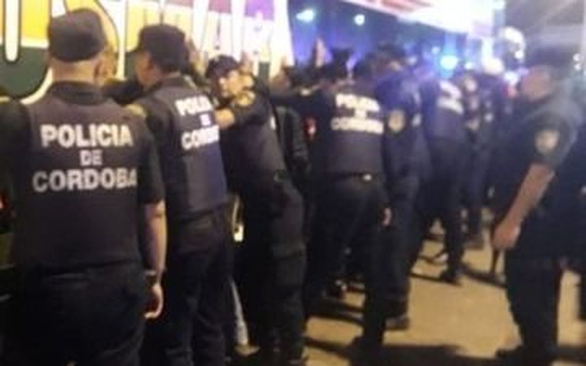 La disputa de los octavos de final de la Copa Argentina 2022 quedó salpicada por el accionar de los barrabravas con detenciones y agresiones a micros.