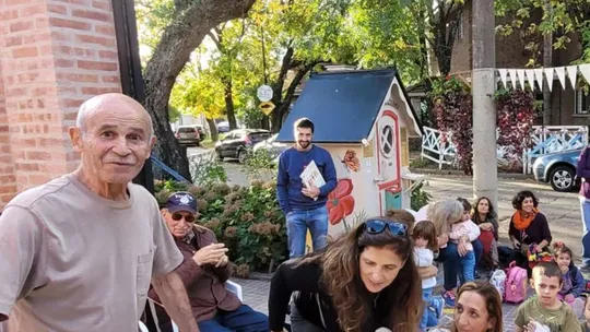 Mario Erkekdjian es un ingeniero de 83 años, jubilado, que diseñó y construyó una casita literaria en la vereda de su casa en San Isidro para poner a disposición de los vecinos a fin de fomentar el hábito de la lectura. Ejecuta una especie de voluntariado propio.