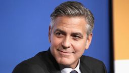 altText(George Clooney cumple 64 años: El galán que nunca se quedó solo con la cara bonita)}