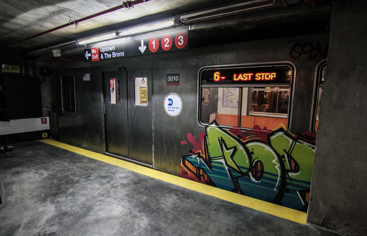 En Uptown B.A. se debe cruzar un subte para ingresar al bar.