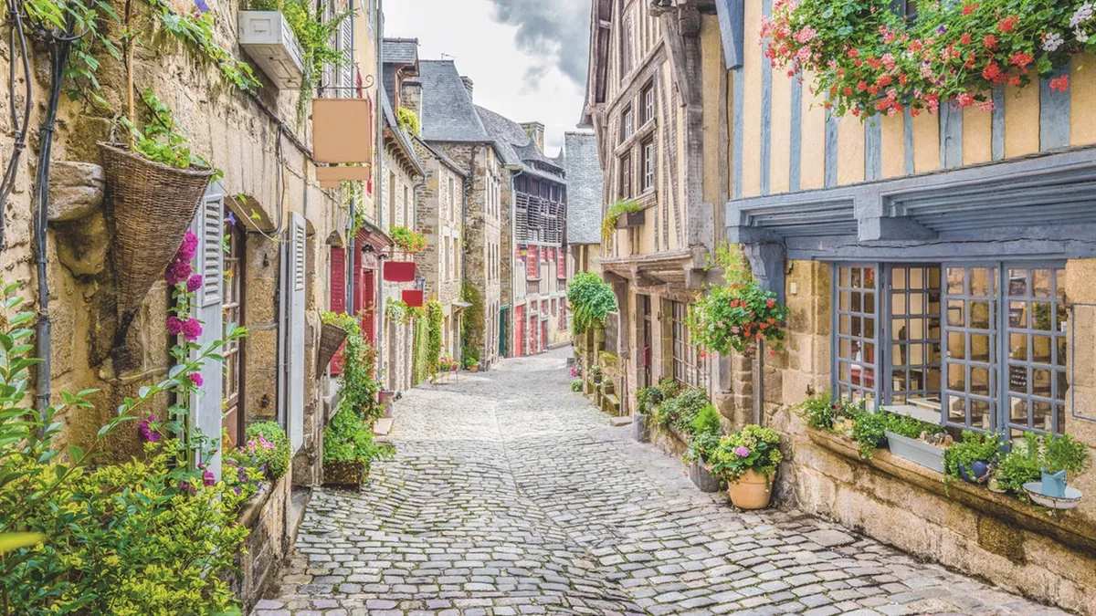 Las callecitas adoquinadas repletas de flores por las que dan ganas de perderse en Francia 
