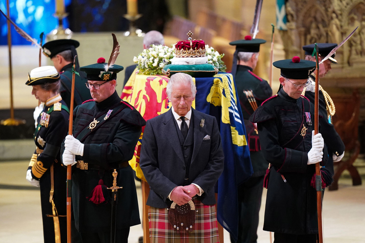 Carlos III e funeral de Isabel II.