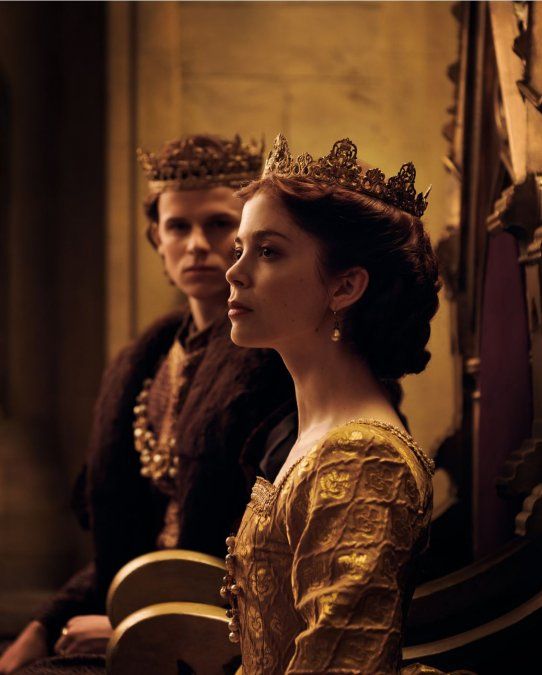 Charlotte Hope y Ruari OConnor como Catalina de Aragón y Enrique VIII en The Spanish Princess.