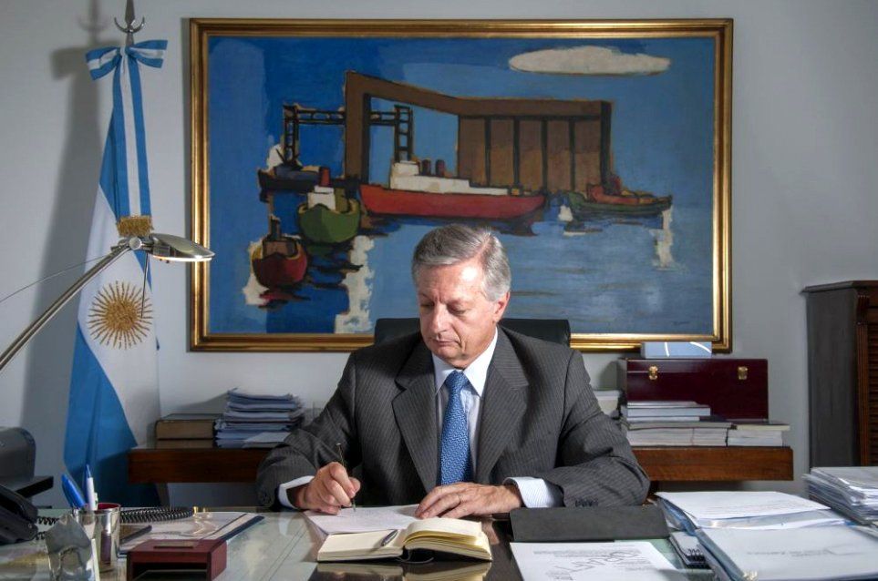 El ministro de Energía intenta pero no logra implementar el tarifazo de una manera ordenada.