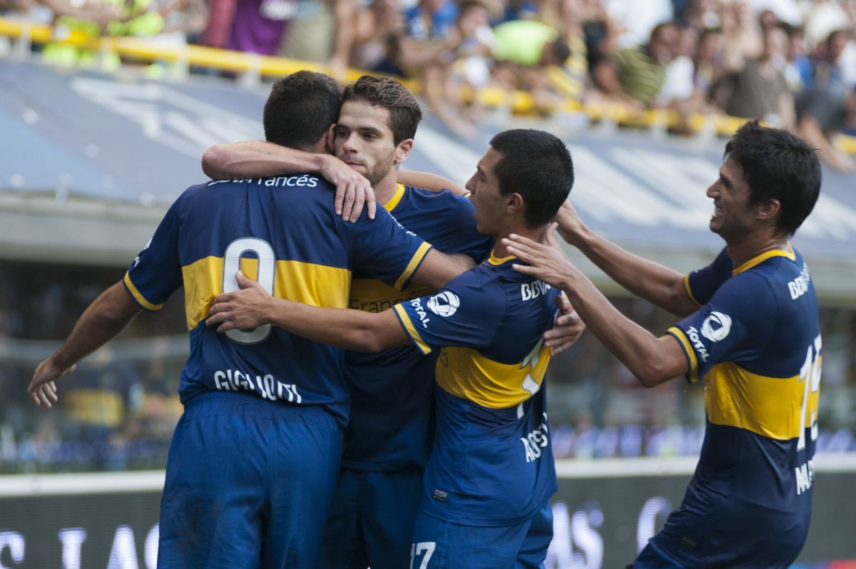 Emmanuel Gigliotti, de espaldas con el dorsal número 9, se abraza con sus compañeros de Boca