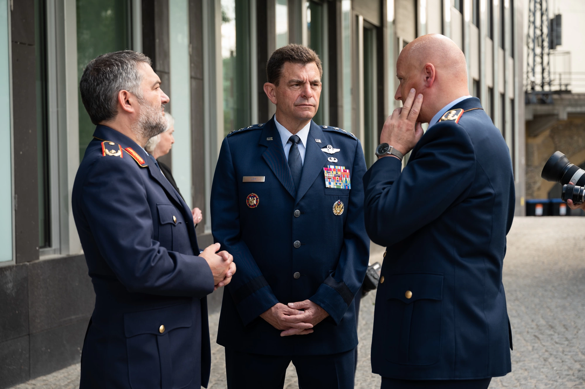 &nbsp;Jefe del departamento de operaciones y ejercicios del Comando de la Fuerza A&eacute;rea del Bundeswehr, Frank Graefe y el inspector de la BBC, Ingo Gerhartz.