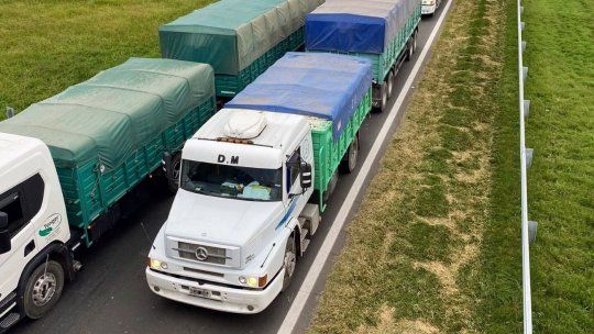 Cola de camiones en Timbúes para descarar trigo Cola de camiones en Timbúes para descarar trigo