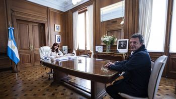 Sergio Massa y CFK: La oposición cree que ella puede derribar una necesidad del ministro. Cuidado: pueden volver a equivocarse los opositores que no logran salir de la CFKdependencia. Sergio Massa y CFK: La oposición cree que ella puede derribar una necesidad del ministro. Cuidado: pueden volver a equivocarse los opositores que no logran salir de la CFKdependencia.