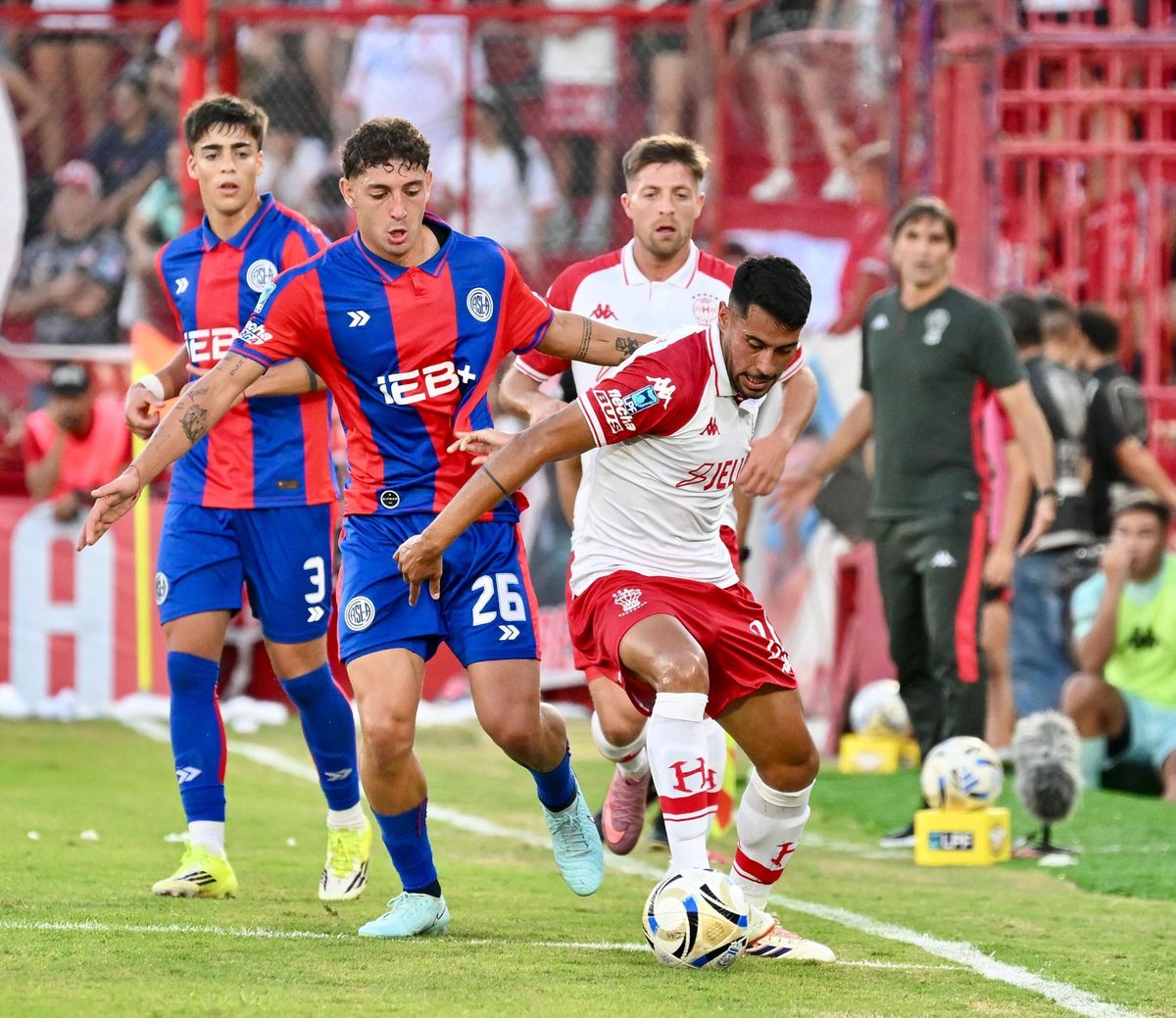 Huracán se quedó con una nueva edición del clásico de barrio