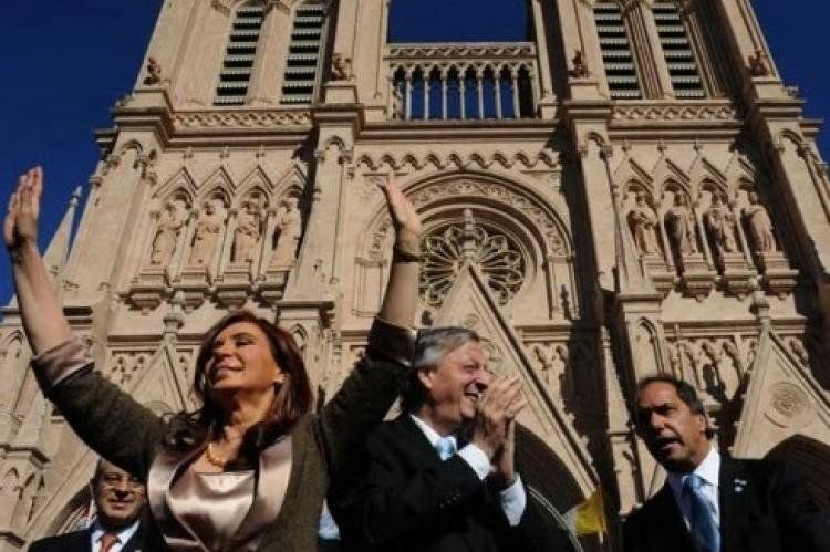 Cristina, Néstor Kirchner y Daniel Scioli, en el tedéum en Luján en 2010.