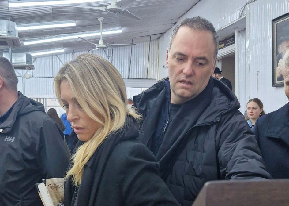 El jefe Gabinete junto a su esposa en la visita de la comitiva presidencial a la tumba del rabino Menachem Mendel Schneerson, conocido como “el rebe de Lubavitch”, en el barrio de Queens.&nbsp;