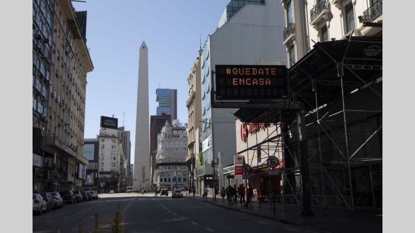 Los comercios de la calle Corrientes cerrados por la cuarentena