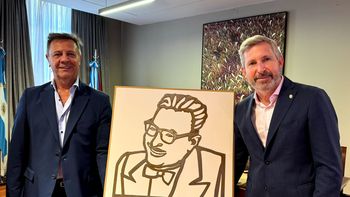 Rogelio Frigerio y Oscar Zago, con la obra del artista Alejandro Marmo que retrata a Rogelio J. Frigerio, el Tapir. Rogelio Frigerio y Oscar Zago, con la obra del artista Alejandro Marmo que retrata a Rogelio J. Frigerio, el Tapir.