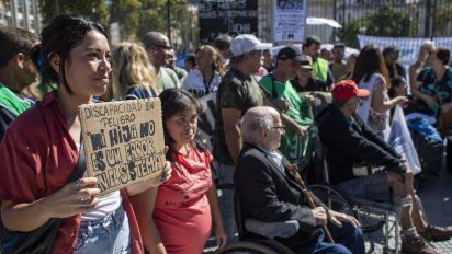 Protesta de personas con discapacidad frente a la Rosada
