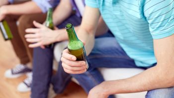 En el Día Mundial sin Alcohol: Argentina es el segundo país de Sudamérica en consumo, la edad de inicio de consumo baja a los 13 años y 8.000 muertes anuales. En el Día Mundial sin Alcohol: Argentina es el segundo país de Sudamérica en consumo, la edad de inicio de consumo baja a los 13 años y 8.000 muertes anuales.