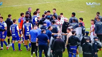 Losjugadores de Defensor Sporting y de River Plate de Uruguay protagonizaron unescándalo que incluyeron trompadas, patadas y corridas. Losjugadores de Defensor Sporting y de River Plate de Uruguay protagonizaron unescándalo que incluyeron trompadas, patadas y corridas.