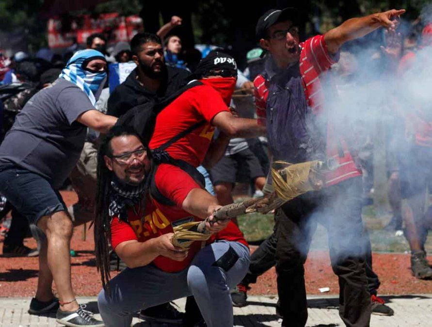 Sebastián Romero, ex precandidato a diputado nacional por Santa Fe, ex delegado de General Motors, del Partido Socialista de los Trabajadores Unificado, en la Plaza de los 2 Congresos. REUTERS/Martin Acosta