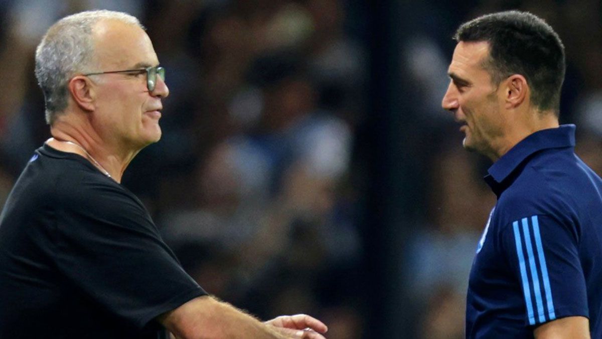 Marcelo Bielsa y Lionel Scaloni se saludan en La Bombonera tras el partido que Uruguay le ganó a Argentina 0-2 por el partido que correspondió a la quinta fecha de las Eliminatorias Sudamericanas para la Copa Mundial de Fútbol Estados Unidos, México, Canadá 2026. (Foto: Gentileza: TNT Sports)