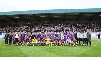 Los jugadores del Glenavon FC y del FC Erzgebirge Aue juntos luego del partido. Los jugadores del Glenavon FC y del FC Erzgebirge Aue juntos luego del partido.