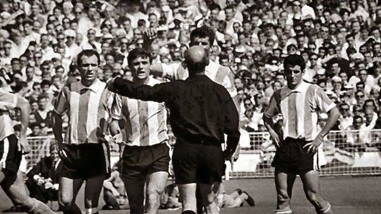 Antonio Rattín expulsado por el árbitro alemán.