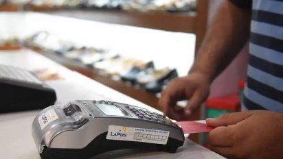 Cobro extra a pagos con tarjeta de débito: Qué hacer si pasa