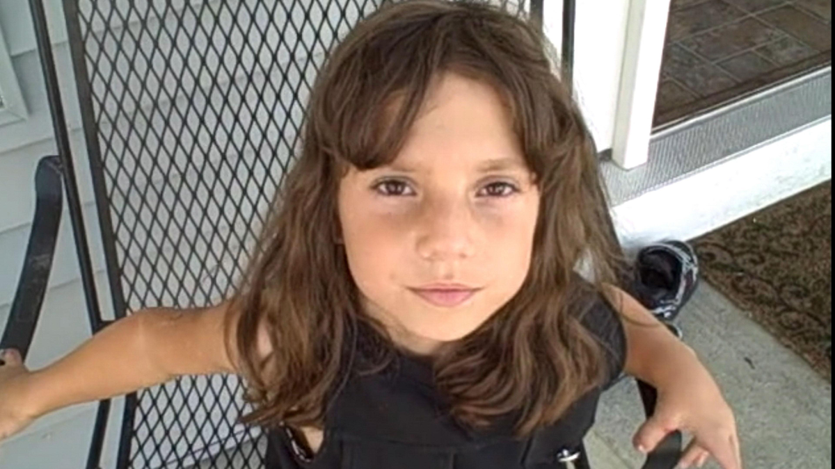 Basada en un caso real, sigue a una familia que adopta a una niña con enanismo… o eso creen. Con grandes actuaciones, la historia cambia según quién la cuenta, sembrando dudas constantes. Basada en un caso real, sigue a una familia que adopta a una niña con enanismo… o eso creen. Con grandes actuaciones, la historia cambia según quién la cuenta, sembrando dudas constantes.