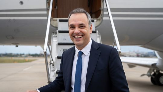 Manuel Adorni no se va, como desmintió la Oficina de Respuesta Oficial, que salió a defenderlo. Pero embarró todo cuando tildó la investigación como opereta. Fuente: Grok Manuel Adorni no se va, como desmintió la Oficina de Respuesta Oficial, que salió a defenderlo. Pero embarró todo cuando tildó la investigación como opereta. Fuente: Grok