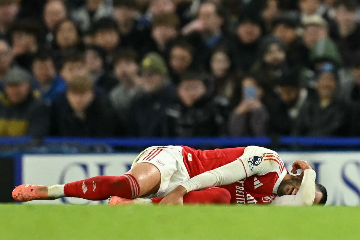Mikel Merino sufrió la lesión en el pie derecho durante el partido del Arsenal ante Manchester United que puso en riesgo su presencia en el Mundial. Mikel Merino sufrió la lesión en el pie derecho durante el partido del Arsenal ante Manchester United que puso en riesgo su presencia en el Mundial.