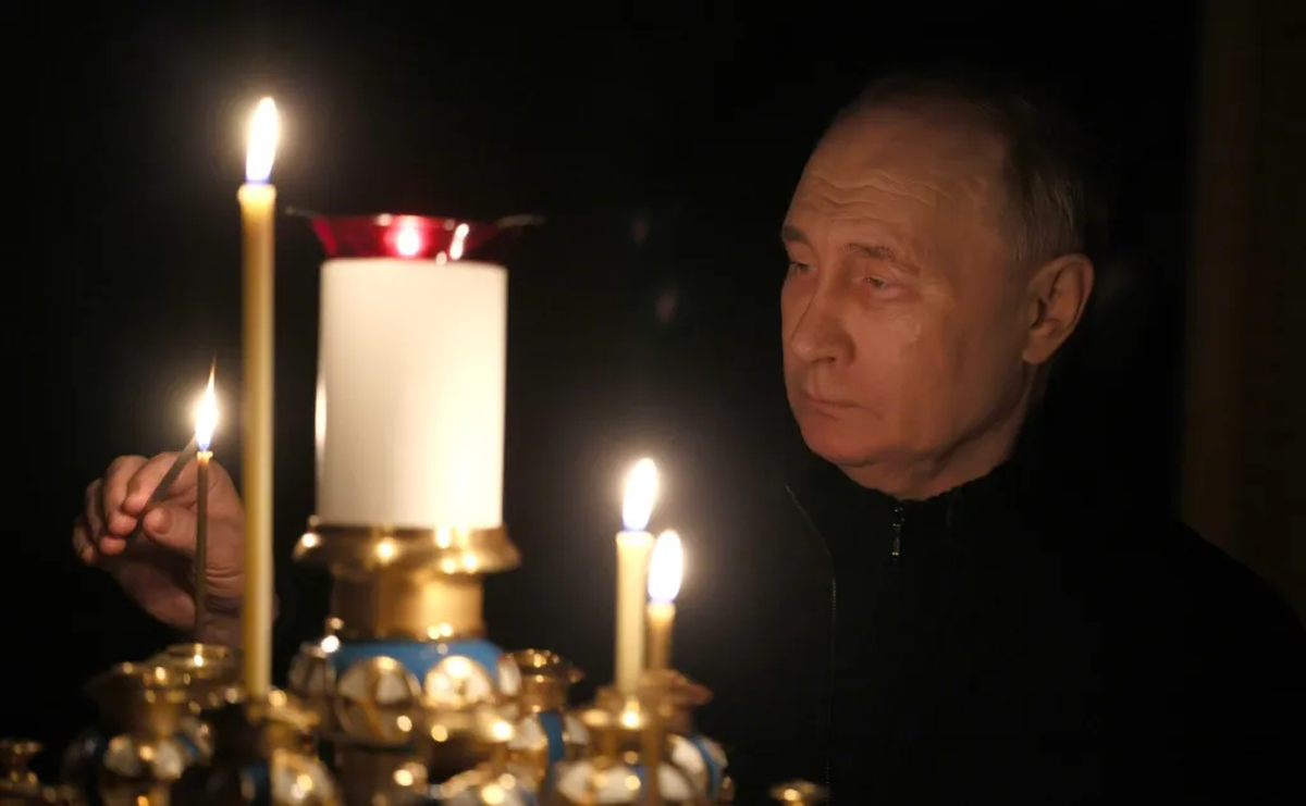 En esta foto del Kremlin, el presidente de Rusia, Vlad&iacute;mir Putin, enciende una vela en memoria de las v&iacute;ctimas del atentado del Crocus City Hall, en la residencia de Novo-Ogaryovo, en la regi&oacute;n de Mosc&uacute;, el 24 de marzo.