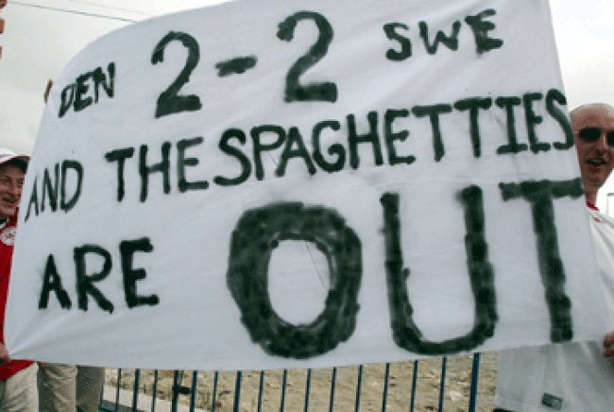 Los hinchas llevaron este tipo de banderas al estadio en la previa al partido, pidiéndoles a sus selecciones el 2-2 que eliminara a Italia. Los hinchas llevaron este tipo de banderas al estadio en la previa al partido, pidiéndoles a sus selecciones el 2-2 que eliminara a Italia.