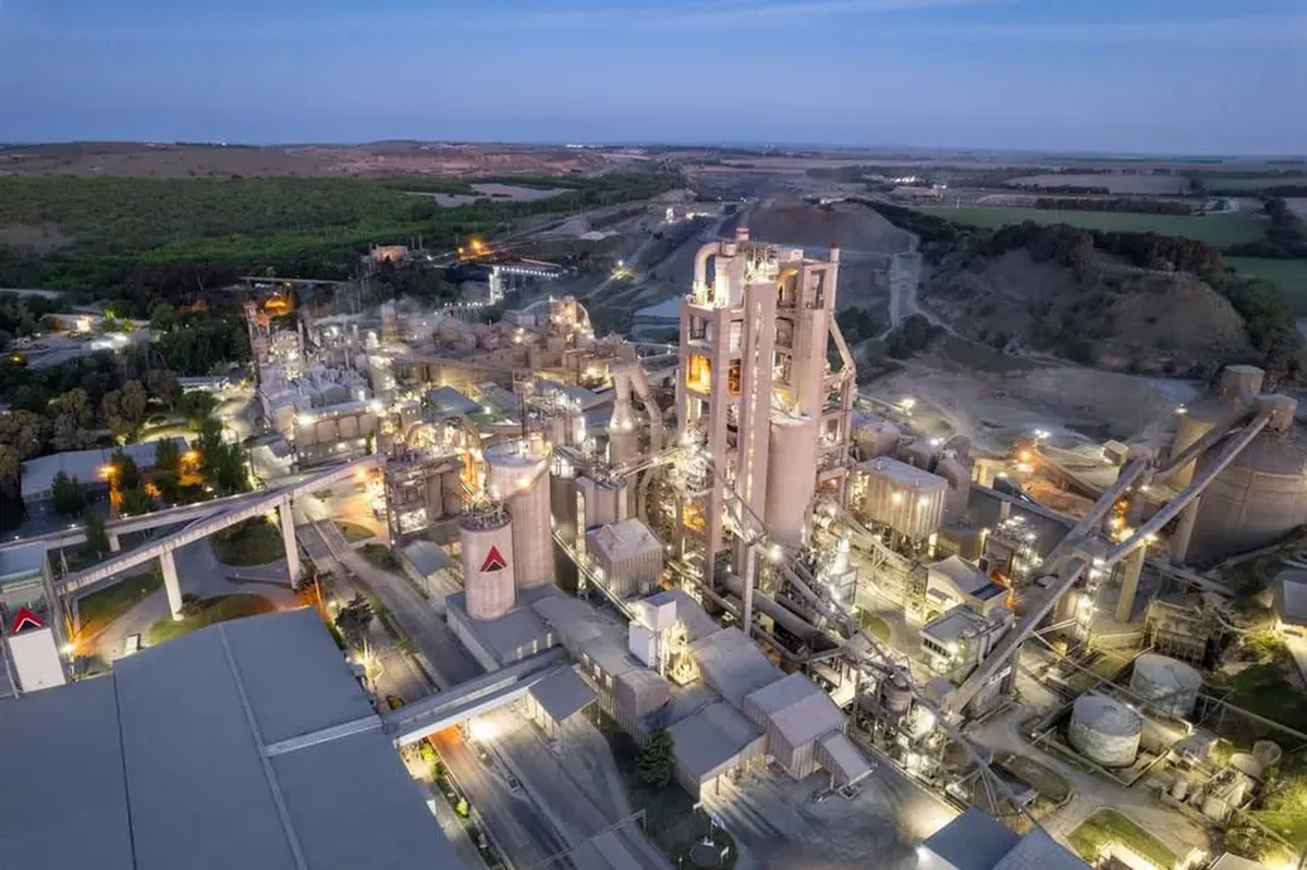 La empresa cementera salió al cruce del gremio y negó despidos masivos. La empresa cementera salió al cruce del gremio y negó despidos masivos.