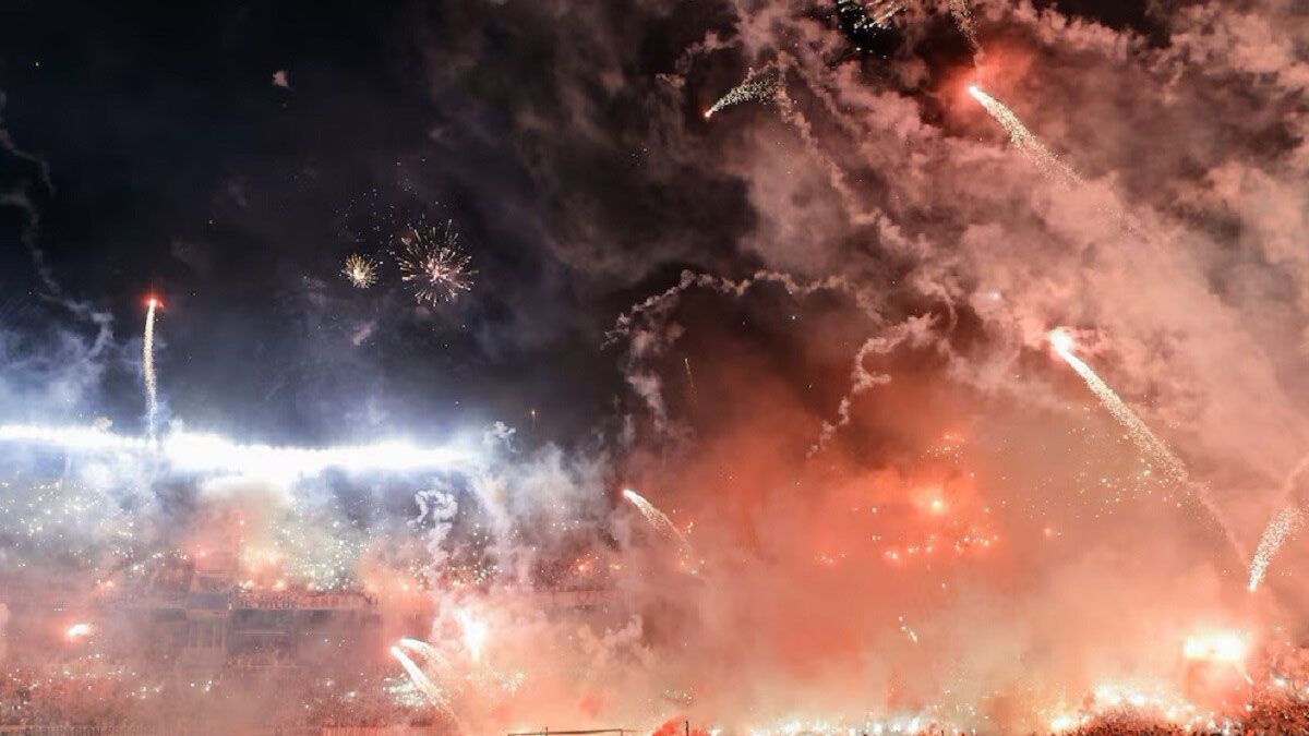 Racing, al igual que River, fue castigado y multado por el uso de bengalas en el partido de semifinal de la Copa Sudamericana ante el Corinthians. Racing, al igual que River, fue castigado y multado por el uso de bengalas en el partido de semifinal de la Copa Sudamericana ante el Corinthians.