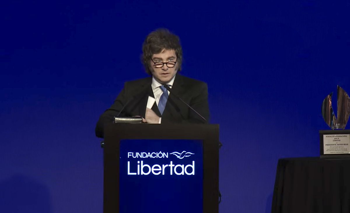 Javier Milei durante la cena de la Fundación Libertad en Buenos Aires. El Presidente defendió su gestión económica en un acto marcado por gestos políticos y distancia con Mauricio Macri. Javier Milei durante la cena de la Fundación Libertad en Buenos Aires. El Presidente defendió su gestión económica en un acto marcado por gestos políticos y distancia con Mauricio Macri.