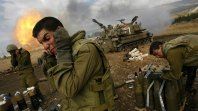 Soldados israelíes disparan fuego de artillería contra el sur del Líbano. Soldados israelíes disparan fuego de artillería contra el sur del Líbano.