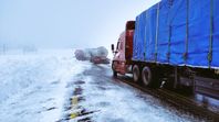 La nieve no para: Fronteras cerradas, camiones varados, pérdidas millonarias y mucha sal para Bariloche