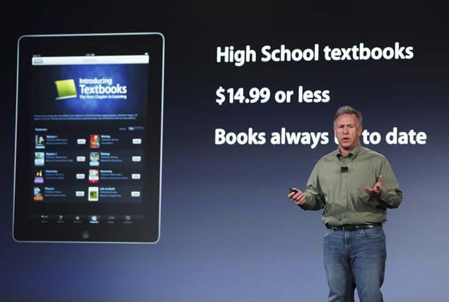 Phil Schiller, director de comercialización de Apple, en la presentación de iBooks 2