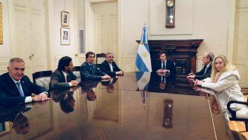 El presidente Javier Milei se entrevistó con el gobernador de Jujuy, Carlos Sadir; el de Salta, Gustavo Sáenz; el de Tucumán, Osvaldo Jaldo; y el de Catamarca, Raúl Jalil, esta tarde en la Casa Rosada. El presidente Javier Milei se entrevistó con el gobernador de Jujuy, Carlos Sadir; el de Salta, Gustavo Sáenz; el de Tucumán, Osvaldo Jaldo; y el de Catamarca, Raúl Jalil, esta tarde en la Casa Rosada.