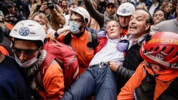 Castagneto, uno de los diputados de UxP que recibió gas pimienta en el rostro, perdió el conocimiento y tuvo que ser trasladado a un hospital. Castagneto, uno de los diputados de UxP que recibió gas pimienta en el rostro, perdió el conocimiento y tuvo que ser trasladado a un hospital.