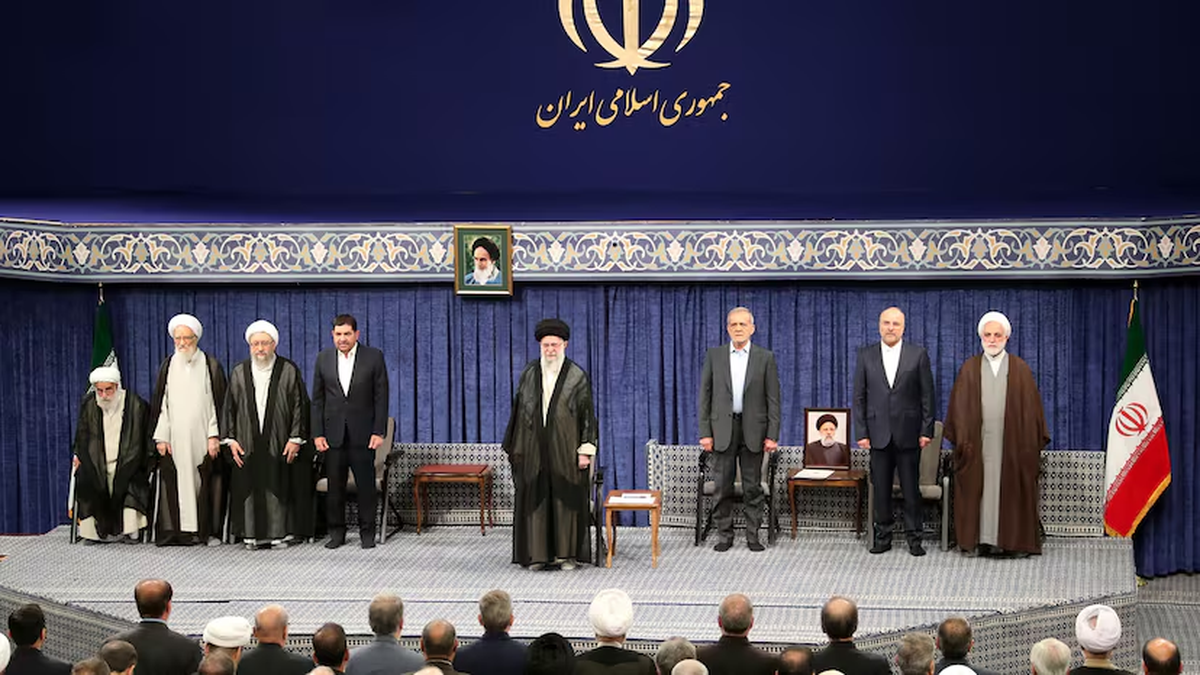 El séquito político de Irán, con el ayatolá | Foto El País El séquito político de Irán, con el ayatolá | Foto El País