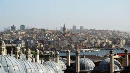 Vista panorámica de Estambul con el Bósforo como eje, una ciudad que dejó atrás su perfil low cost y redefine su modelo turístico. Vista panorámica de Estambul con el Bósforo como eje, una ciudad que dejó atrás su perfil low cost y redefine su modelo turístico.