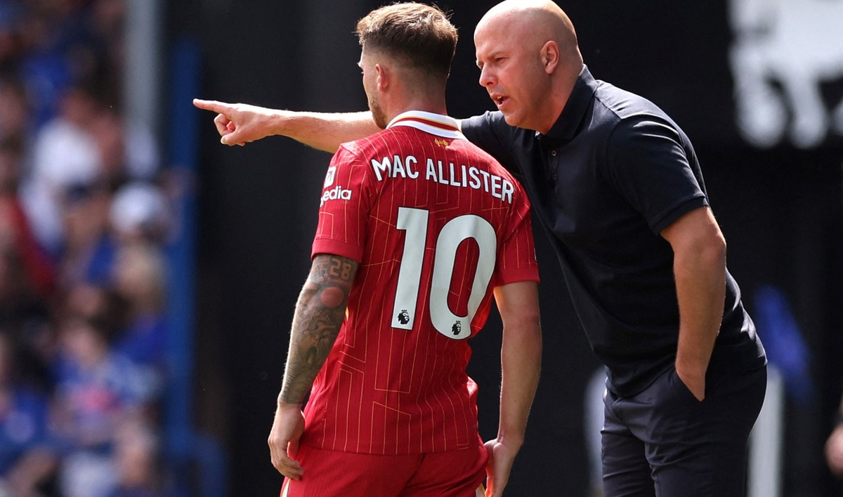 Alexis Mac Allister y su entrenador, Arne Slot. Foto: REUTERS. Alexis Mac Allister y su entrenador, Arne Slot. Foto: REUTERS.